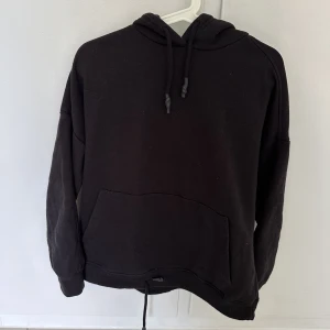Hoodie - Svart hoodie från New Yorker. 