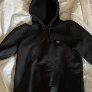 Dickies Hoodie - Hoodie ifrån märket dickies, endast använd få gånger så i superfint skick, storlek s☺️