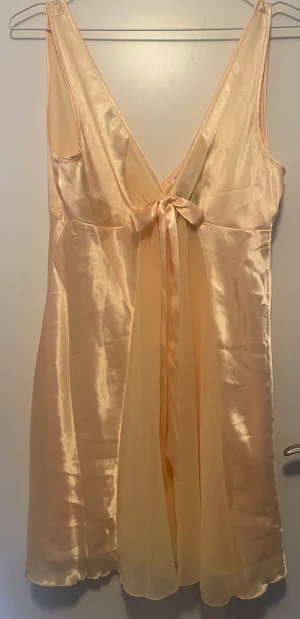 Slip dress  - Jättefin gul klänning som är genomskinlig vid halva bysten och mitten av klänningen. Passar S och har inga defekter alls. 