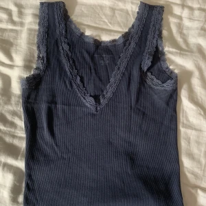 Blått linne från brandy Melville  - Säljer nu mitt marinblåa linne från Brandy Melville, storlek S☺️