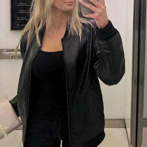 Skinnjacka  - Säljer min bomberjacka i skinn, storlek S! Den är från Zara herr