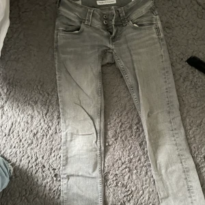 Pepe jeans - Jätte snygga lågmidjade pepe jeans nypris ca 700 eller 800. Uppsorterade där nere så dom är lite längre 