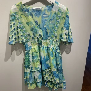 Zara klänning - Aldrig använd klänning från Zara med ”guldtrådar” i💕