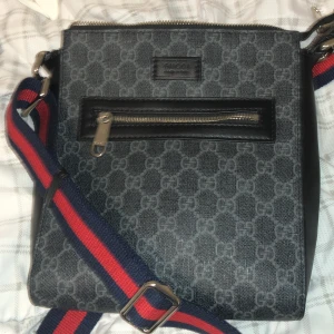 Hej säljer Gucci bag då priset ej hugget i Sten,7500 i affär nu om jag inte misstar mig. - Liten skada syns inte men fråga mig om bild så får ni det