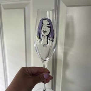 Kosta Boda - champagneglas  - Säljer mina fina och oanvända champagneglas från Kosta Boda i serien all about you. 🥂Kommer i 2-pack i  originalförpackningen. Köpta för 549kr.