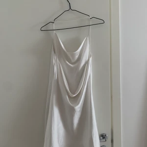 klänning - superfin klänning från zara! tyvärr för liten för mig.