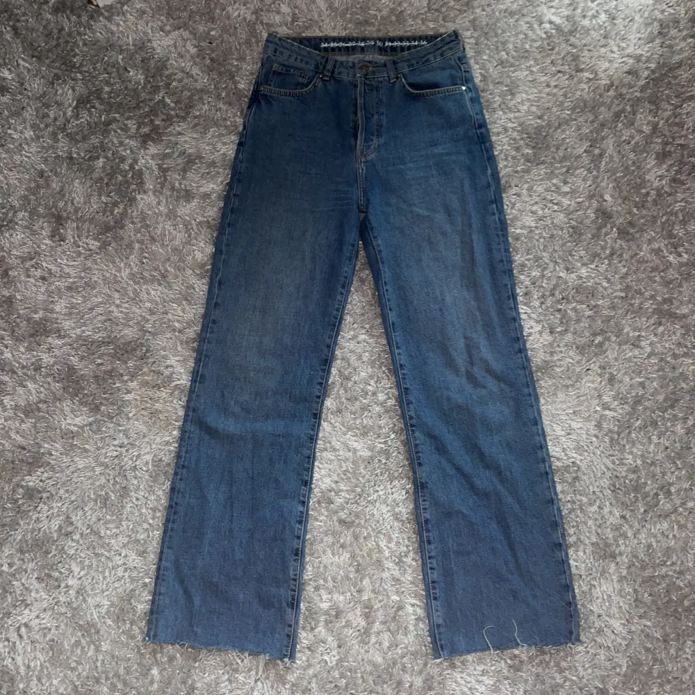 säljer ett par mörkblåa höga jeans från bikbok då dom inte längre kommer till användning. använda få gånger och är i fint skick!. Jeans & Byxor.