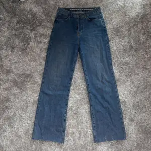 säljer ett par mörkblåa höga jeans från bikbok då dom inte längre kommer till användning. använda få gånger och är i fint skick!
