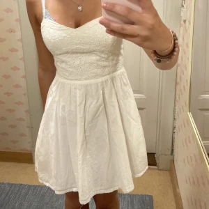 Klänning  - Supersöt klänning från h&m. Endast provad och tror inte att den finns på hemsidan. Storlek 36 men passar mig som har 34❤️