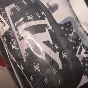 Louis Vuitton  - säljer nu mitt bädd sett för 1800kr som inte har kommit till användning 8 delar 193 cm är till en kingzise säng och det kmr med 5 delar, täcke, 2 örngott, lakan & påslakan 💕