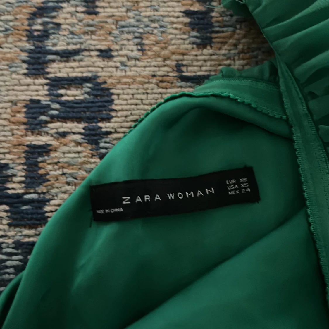 As snygg grön volang klänning  - 90