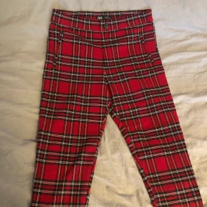 Zara byxor - Säljer pga kommer inte till användning. Relativt stretchig men tjock material.