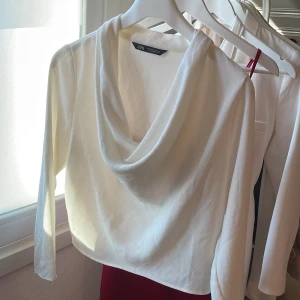 Blus från Zara - Jätte fin blus med fint material Använd endast en gång  Passar även M