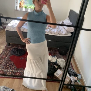 Glittrig festtopp - Med knyte i nacken som man kan välja om man vill ha snörena framme eller bakom