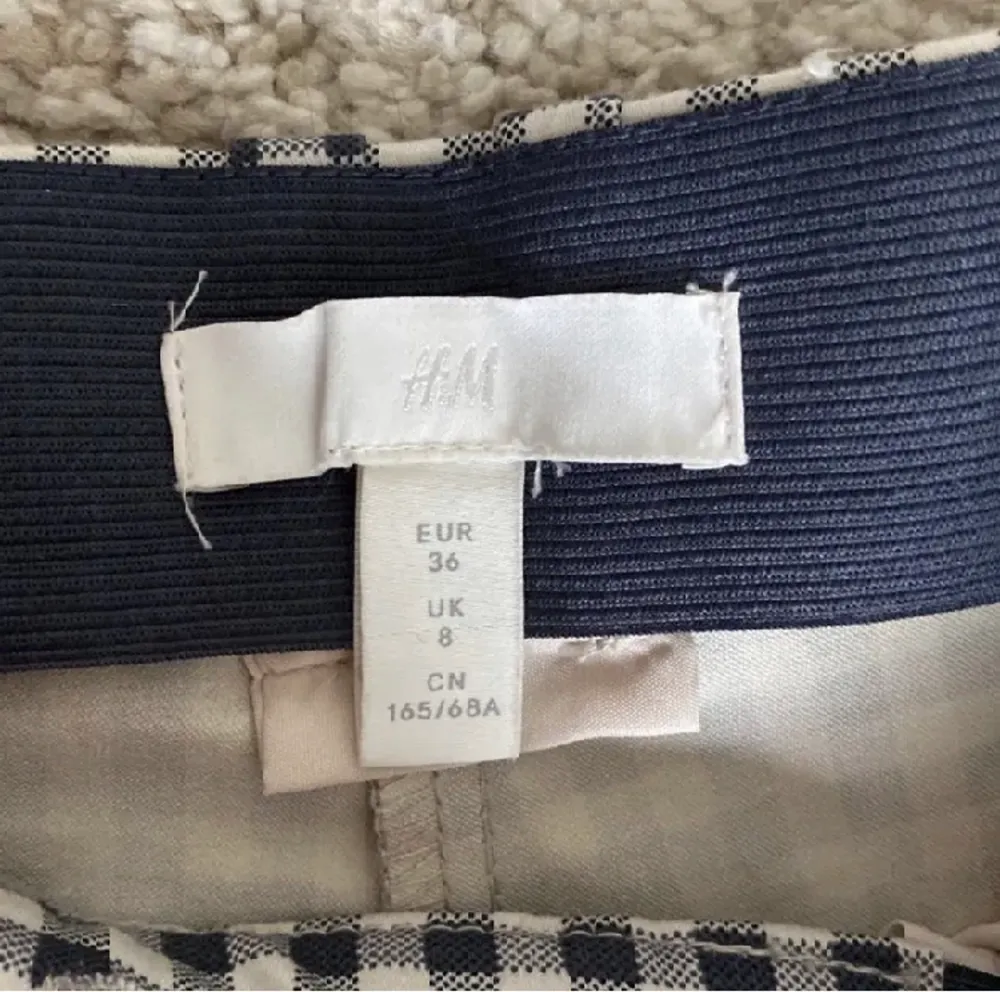 Raka rutiga byxor från H&M 🖤🤍 säljer då de inte kommer till användning. Skriv för fler bilder! . Jeans & Byxor.