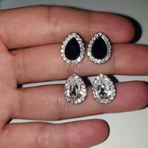 2 par örhängen - Sparsamt använda örhöngen, i bra skick. Kan sälja ihop för endast 45kr