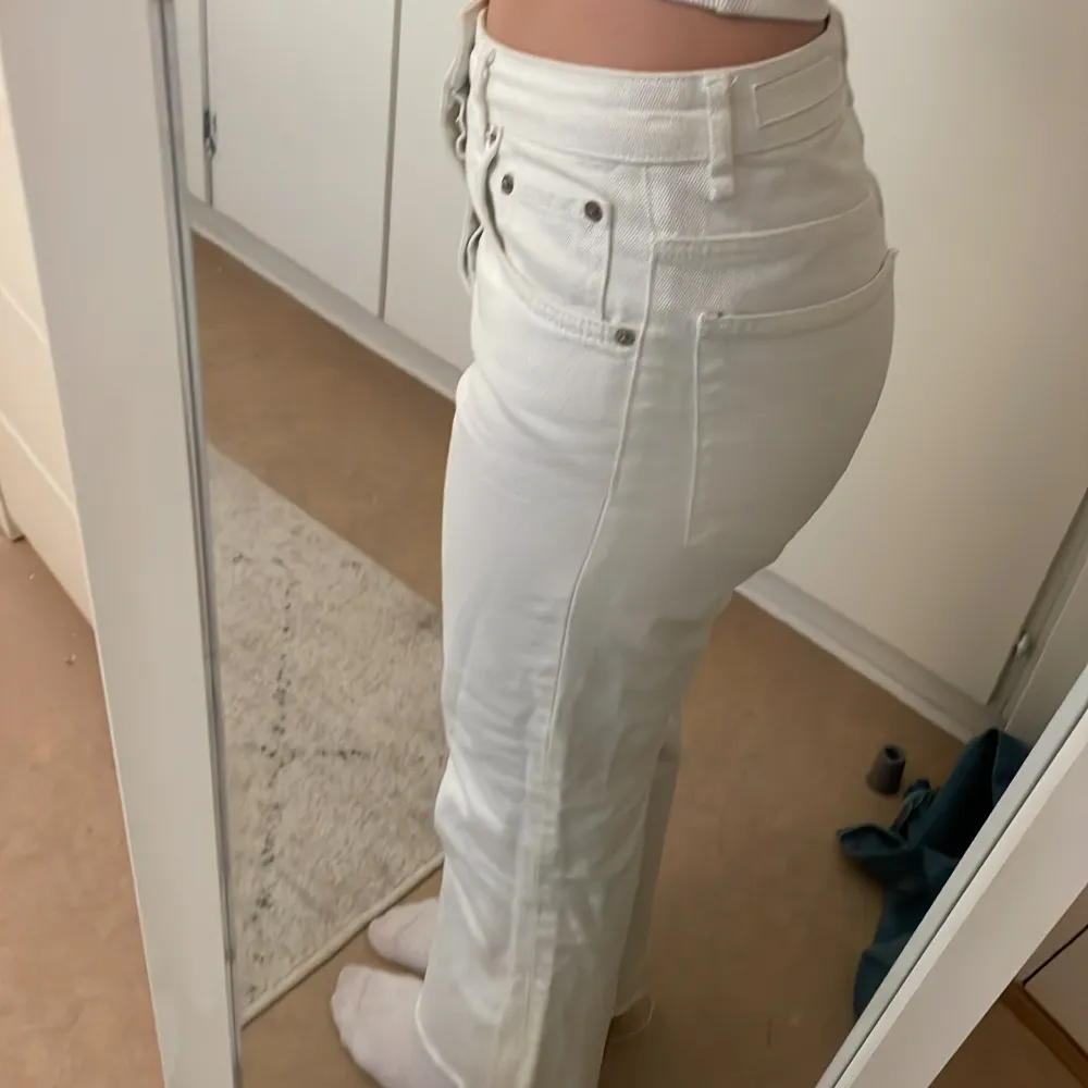 Super fina vita Jeans från Gina. Dessa jeans kan man ha i tex skolan, ute i stan, midsommar eller precis vart man vill. Jeansen har storleken 36 men känns som storlek 34 och de passar bra på mig som är 159 cm och har storlek 34. . Jeans & Byxor.