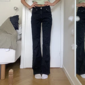 Gina bootcut jeans  - Svarta bootcut jeans från Gina🩷