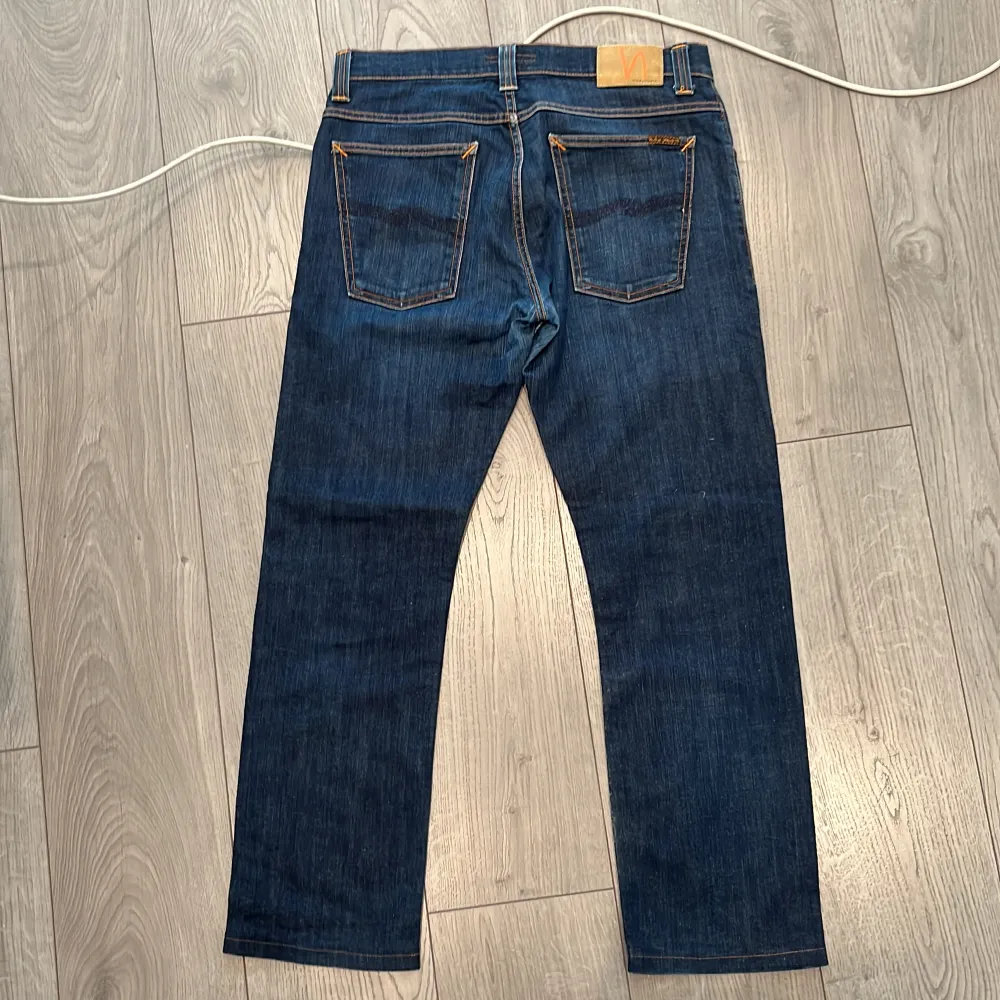 Säljer ett par nudie jeans pågrund av för korta för mig dom är i nästan helt oanvänt skick och storlek W34 L32 skriv om ni har några frågor. Jeans & Byxor.