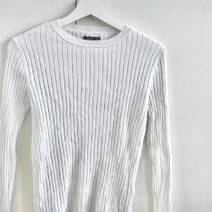 En vanlig vit långärmad ribbad tröja! Köpt för 350 kr, säljer för 100 kr. Väldigt bra skick. Perfekt till sommarkvällar eller till hösten. Storlek S men passar XS också ❤️
