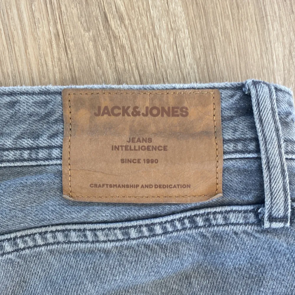 Gråa jeans från jack and jones. Säljer för att dom är för stora, använda en gång. Inga hål eller något sånt.. Jeans & Byxor.
