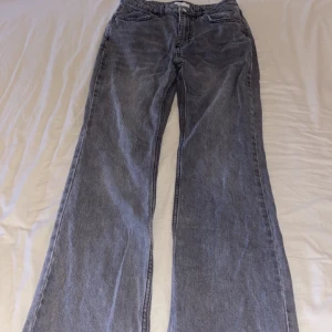 Gråa Gina Jeans - Gråa gina jeans som e flared. Väldigt långa men fin passform. Dom e highwaisted. Använt några ggr men ser  helt nya ut!  Köpt för 500 men pris kan diskuteras. 💓