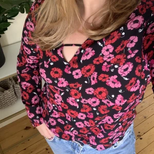 Cool blus - Skön blus med gulligt mönster som man kan klä upp och ner, med lite trumpetärm!