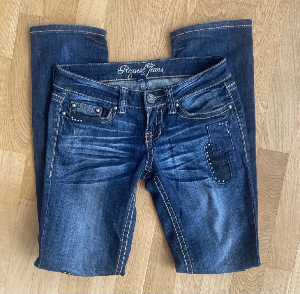 Super coola jeans från request, lite slitna men syns knappt på🫶🏻 Från 2000-talet Lånade bilder😁. Jeans & Byxor.