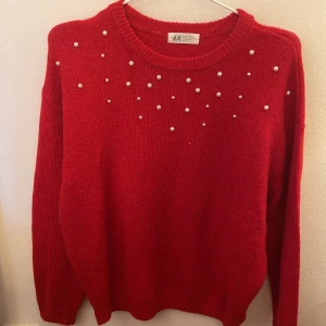 Stickad tröja med pärlor - Stickad tröja med pärlor från hm barn, stretchig. Bra skick och nästan hel oandvänd.