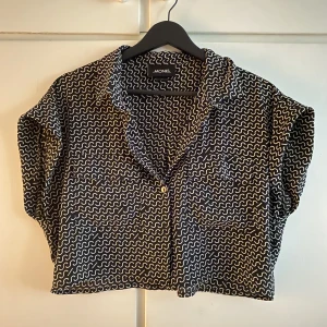 Mönstrad croppad skjorta - Mönstrad croppad skjorta Kortärmad med två fickor framtill  Monki Storlek S Använd men i mycket gott skick! 
