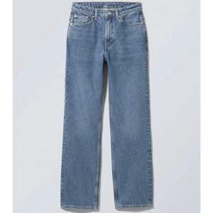 Jötte fina jeans, knappt använda.  I färgen ”Harper blue” från weekday 💕  Inte mina bilder  