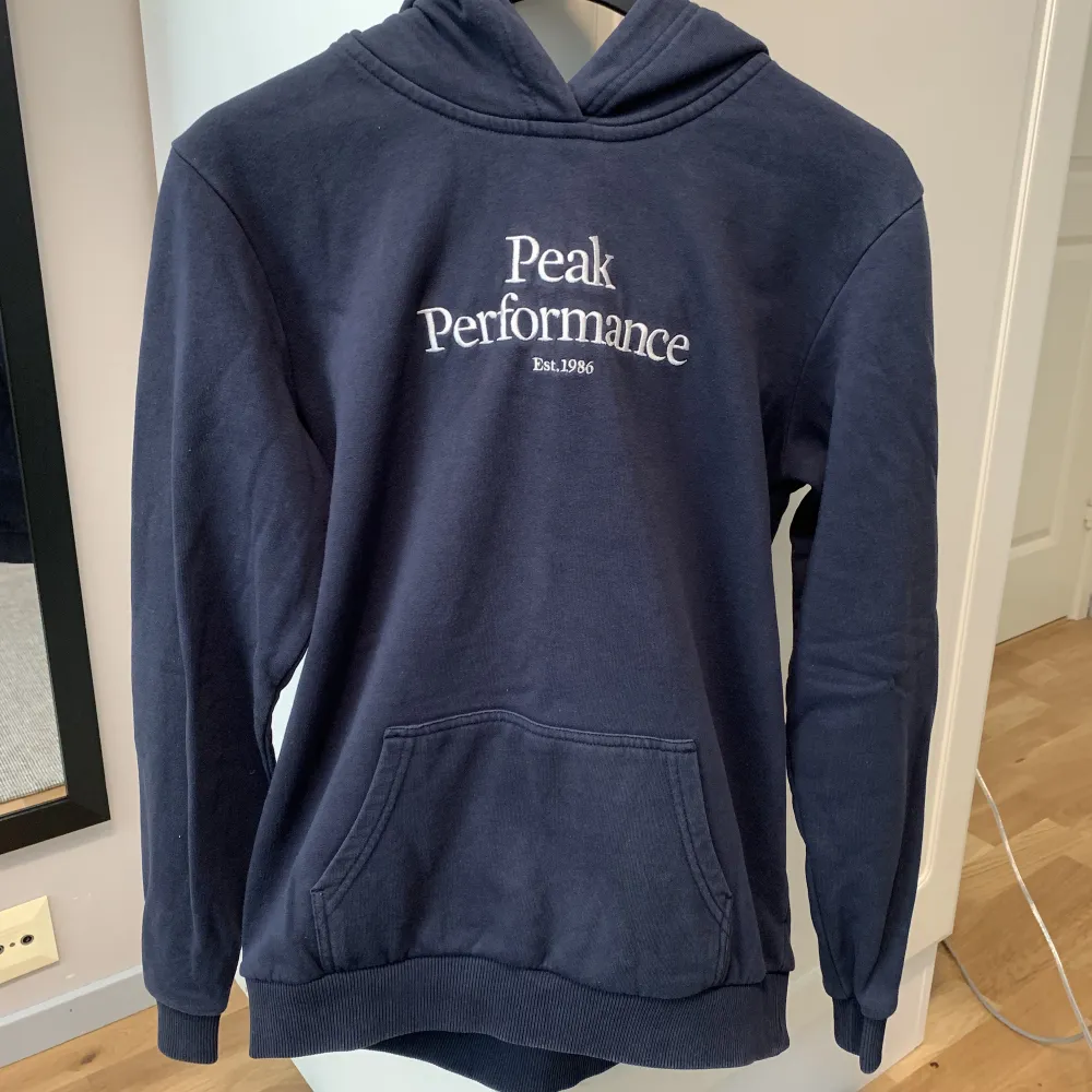 Mörkblå Peak Performance hoodie. Nypris är 749 kr. Inga skador och mycket bra skick.. Hoodies.