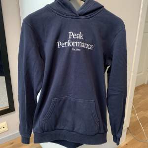 Mörkblå Peak Performance hoodie. Nypris är 749 kr. Inga skador och mycket bra skick.