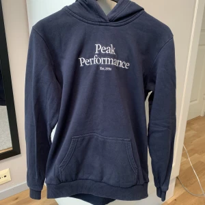 Peak Performance Hoodie - Mörkblå Peak Performance hoodie. Nypris är 749 kr. Inga skador och mycket bra skick.