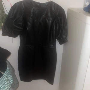 Klänning fake läder  - Klänning figursydd 