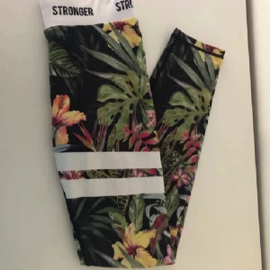 Stronger - Stronger tights storlek S i nyskick 150kr+frakt🌸
