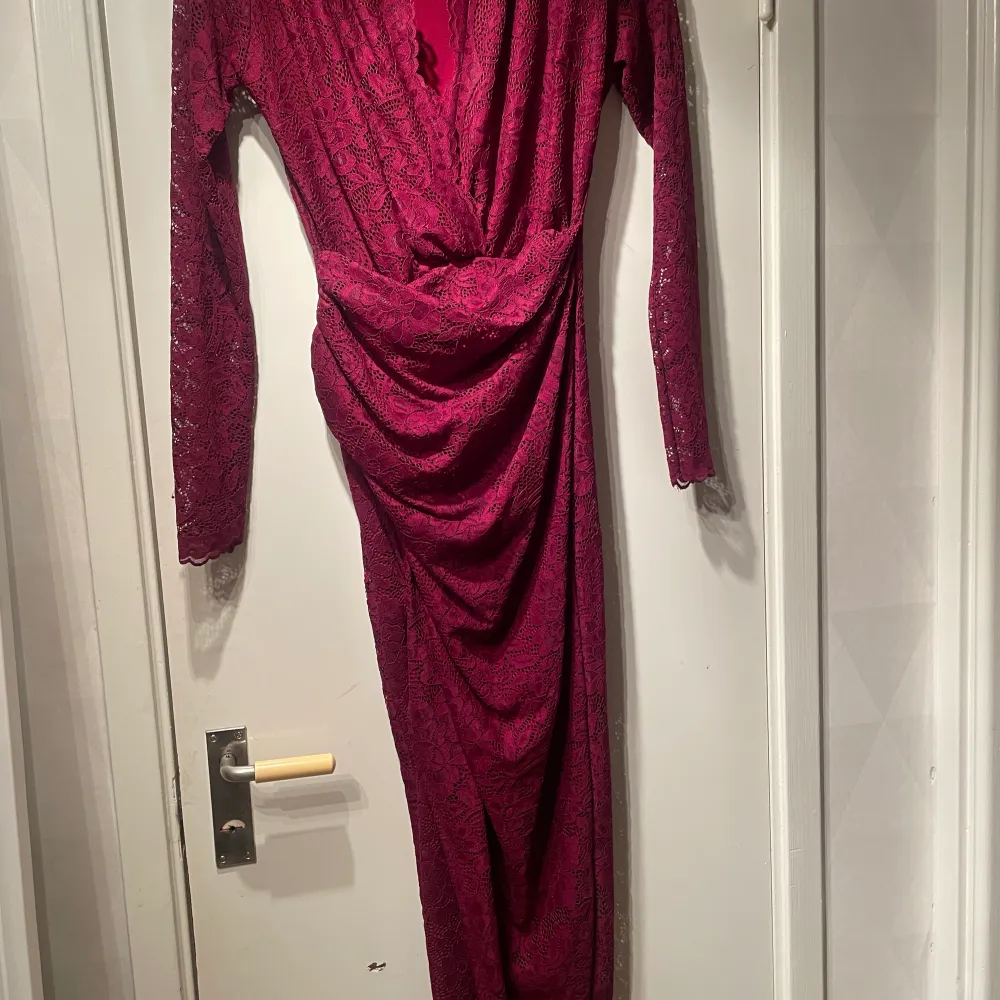 En röd långklänning med slit inköpt för 1000kr säljer för 500kr  Använd enbart en gång  Storlek xs- S . Klänningar.