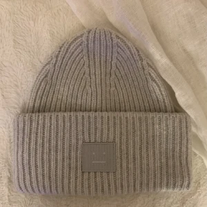 Acne mössa - Nyskick! Säljer då den inte kommer till användning! Har även en beige likadan acne mössa i mitt flöde för er intresserade!