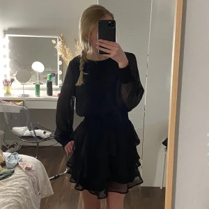 Klänning GinaTricot - Svart långärmad klänning från GinaTricot i storlek 36. I superfint skick