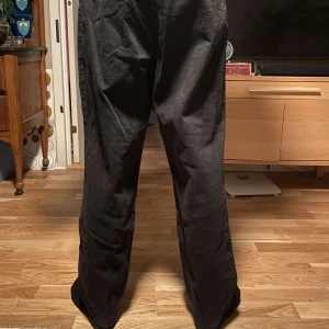 baggy jeans - jag e lite över 190 typ dom är lite korta på mig ganska stora i midjan, inga skador eller fläckar 