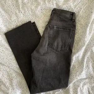 Svarta/gråa raka jeans från gina! korta i modellen med lite slitningar längst ner!💕 De är i storlek 36 men är lite små i storleken!