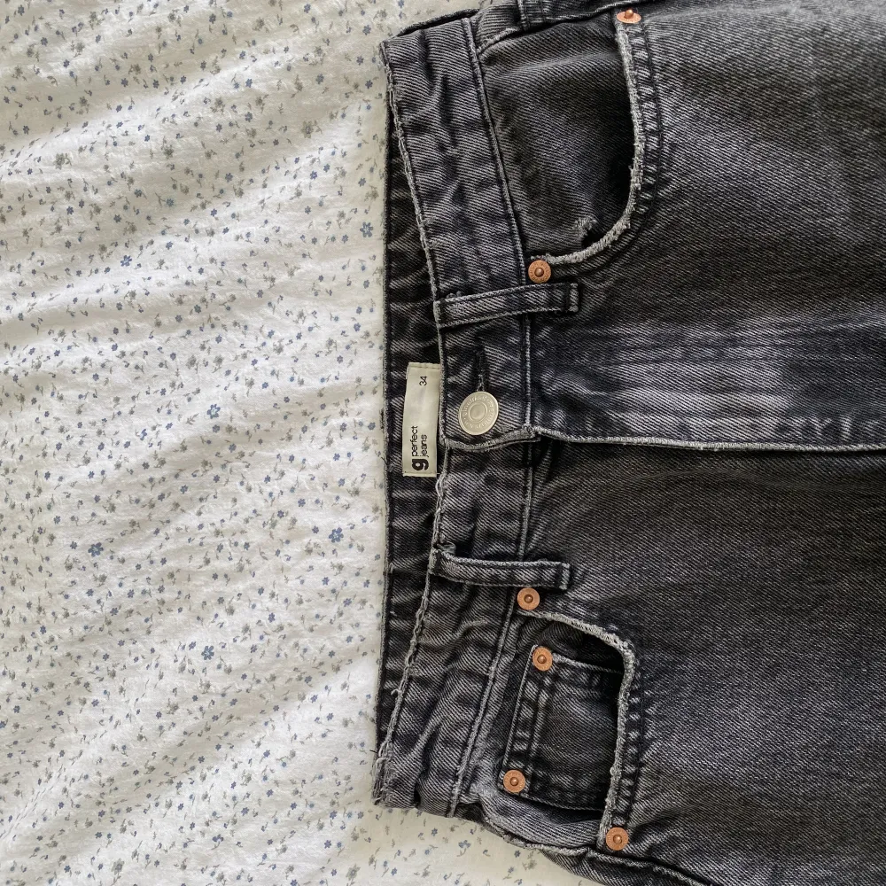Svarta/gråa wide jeans med hög midja från gina!💕 Använda fåtal gånger!. Jeans & Byxor.