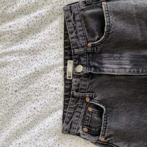 Svarta/gråa wide jeans med hög midja från gina!💕 Använda fåtal gånger!