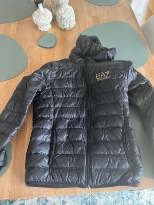 EA7 jacka - Den är i helt ny skick då den  typ aldrig är använd.  Nypris: 1200kr