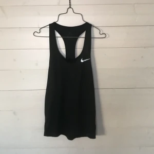 Träningslinne nike  - Ett svart träningslinne från nike i storlek xs men passar även s.