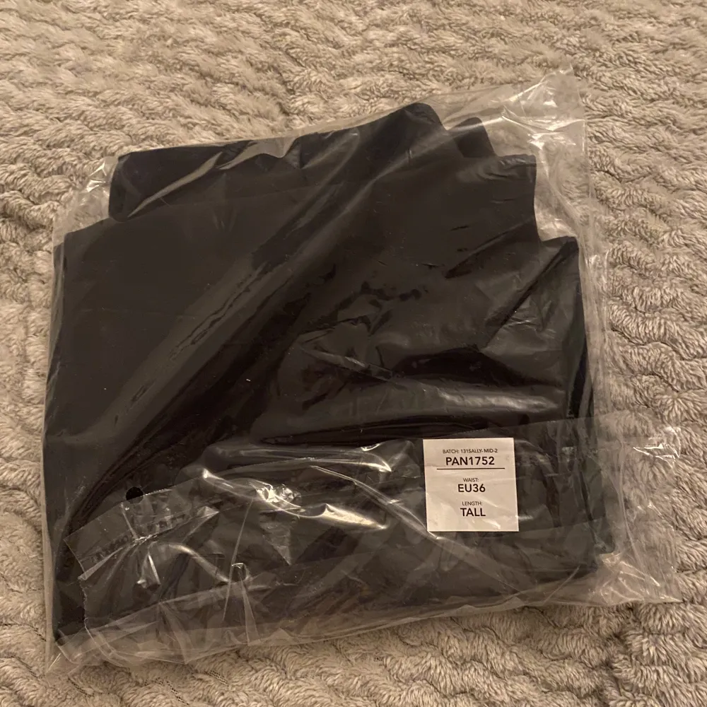 Säljer dessa svarta kostymbyxor från madlady då jag beställt fel storlek och glömt att skicka tillbaka. Testat dem i hopp om att de skulle passa, annars orörda.. Jeans & Byxor.