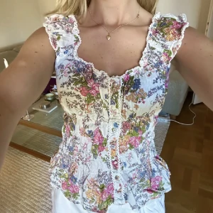Superfin topp! - Säljer denna jättefina toppen i storlek S. Bra skick, lånad bild🌟