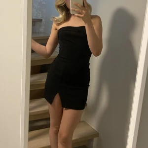 Kort tuklänning - Kort, tight tubklänning med slits. Säljs då den aldrig kommit till användning, endast testad!💘