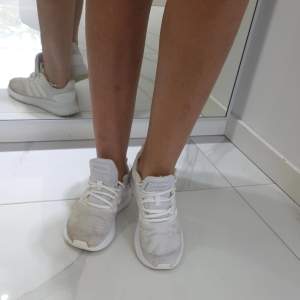 Adidas skor de e bra och fina funkar till tjejer och killar