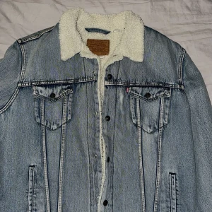 Levis jeansjacka - Säljer min levis jeansjacka köpt på NK för 1500kr för 2 år sedan. Aldrig använd sedan dess. Inget kvitto. Fler bilder kom DM. Storlek är XXL men passar L lite oversized.